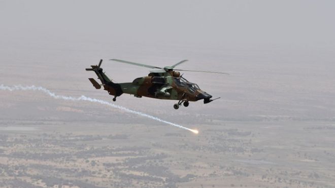 Un hélicoptère français survolant Gao à l'occasion de la visite de Macron au Mali le 19 mai 2017 (illustration)