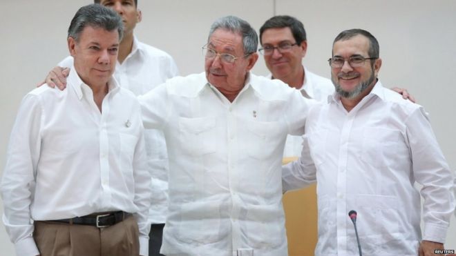 Президент Кубы Рауль Кастро (в центре) организовал первую встречу между Сантосом (слева) и Тимоченко (справа) в прошлом месяце