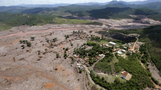 Деревня Бенто Родригес, Бразилия, разрушенная грязью от обрушившейся плотины