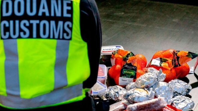 El chaleco que identifica a un agente fronterizo de Países Bajos frente a una serie de productos confiscados.