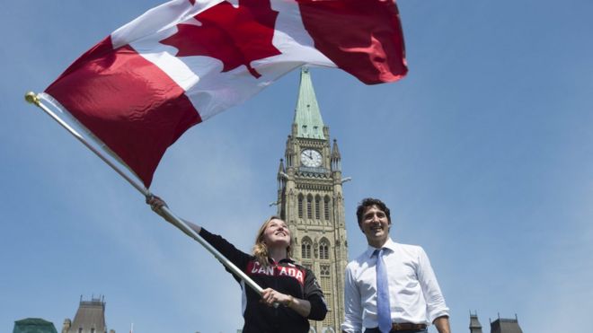 Джастин Трюдо с канадским флагом