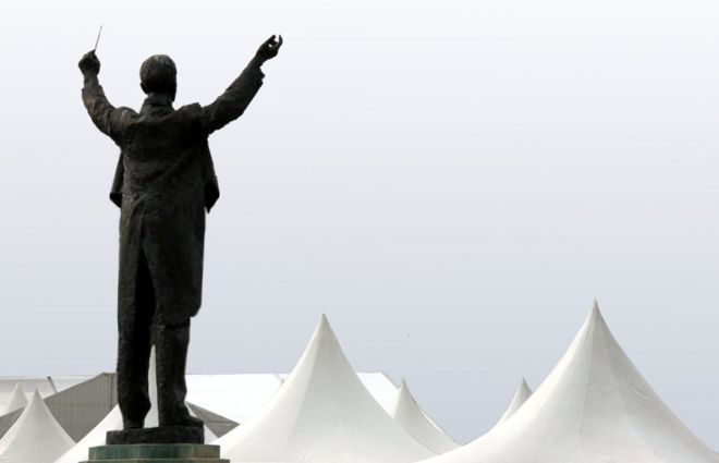 تمثال أمام خيام