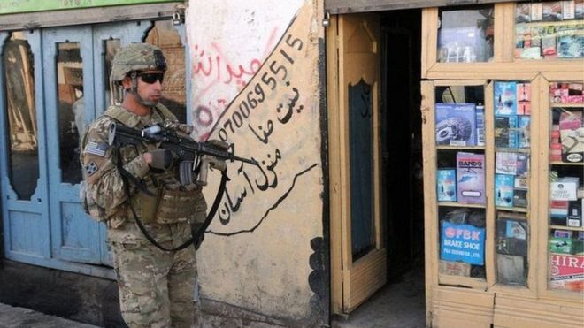 Американский солдат патрулирует улицы Асадабада, Афганистан