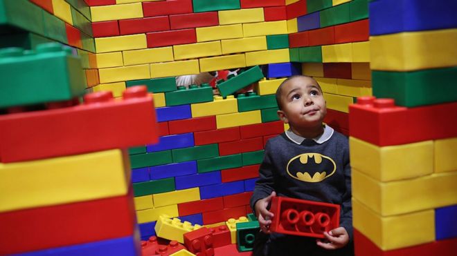 Мальчик играет с огромными кубиками Lego