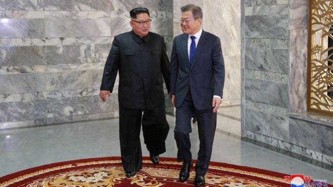 Оба корейских лидера встречаются в перемирии в деревне Панмунжом, Северная Корея