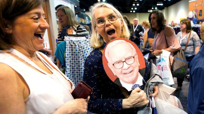 Dos mujeres en el evento de la compañía de Warren Buffett