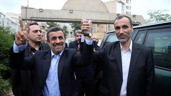 Махмуд Ахмадинежад держится за руки с бывшим вице-президентом Хамидом Багаи (12 апреля 2017 года)