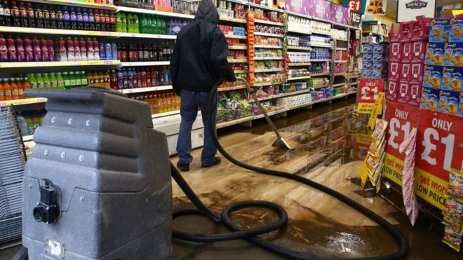 Магазин затоплен во время шторма Деннис в Понтипридде, Ронда Кинон Таф