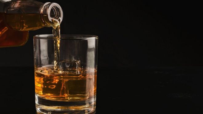 கேரளா திருச்சூர் : வீட்டு குழாயில் வந்த மதுபானம் - என்ன காரணம் தெரியுமா?