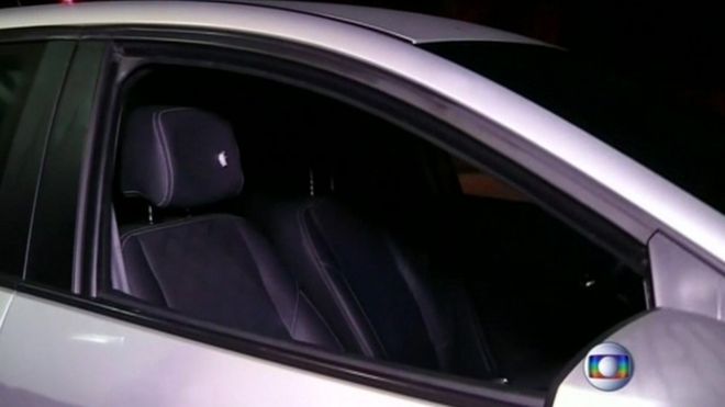 Изображения автомобиля семьи показывают повреждение сиденья после стрельбы