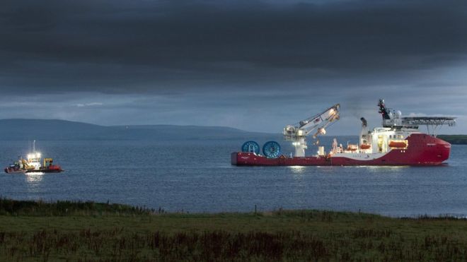 Корабли прокладывают кабели в Inner Sound of Pentland Firth