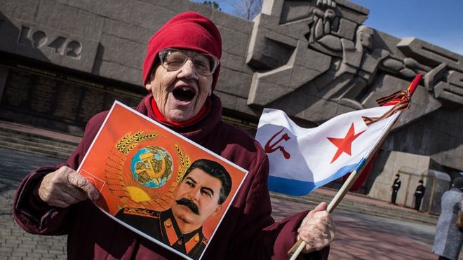 Старушка с портретом Сталина