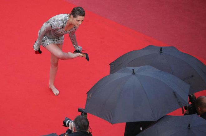 Kristin Stewart takes off her Christian Louboutin heels on the Cannes Film Festival Red Carpet