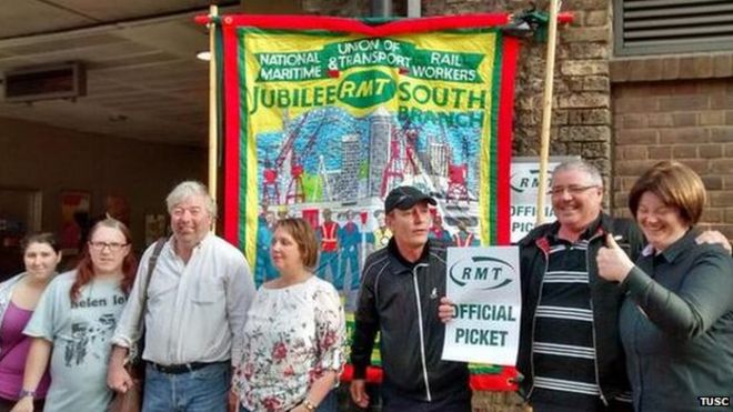 Профсоюзная и социалистическая коалиция выступает на пикете в знак солидарности с бастующими рабочими на Лондонском мосту