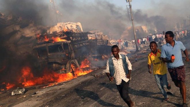 На снимке: гражданские лица, эвакуирующиеся с места взрыва в районе Ходан в Могадишо, Сомали, 14 октября 2017 года
