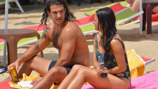 இலங்கையின் அறுகம்பேயில் சுற்றுலா பயணிகள்