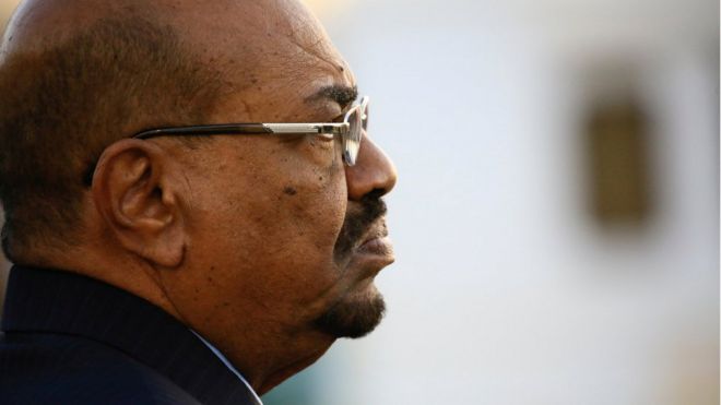 البشير يحل حكومة الوفاق الوطني في السودان