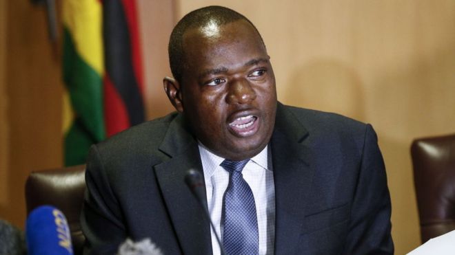 Selon le ministre des Affaires étrangères, Sibusiso Moyo, le retour du dollar zimbabwéen a permis de stabiliser l'économie du pays.