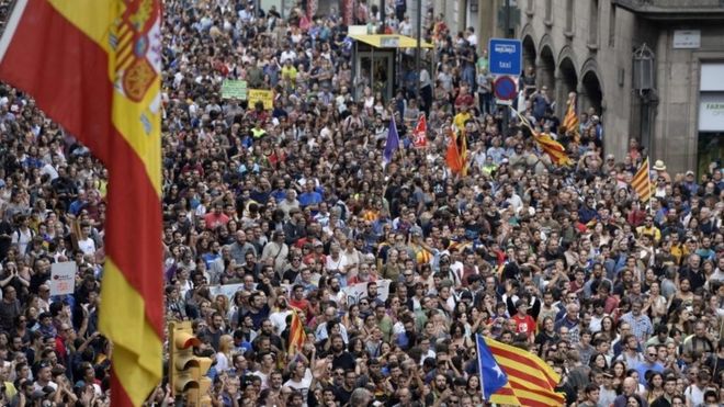 Protesters gather in front of the Spanish National Police headquarters during a general strike in Catalonia (03 October 2017)