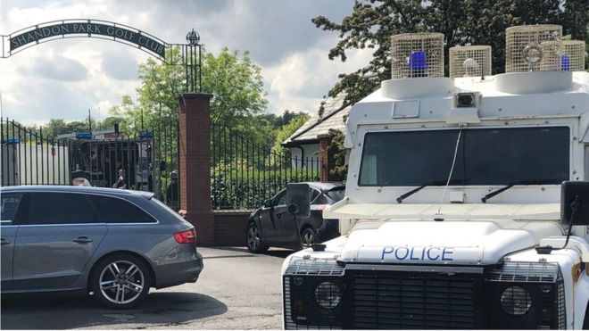 Полиция в гольф-клубе Shandon Park после того, как под машиной было обнаружено подозрительное устройство