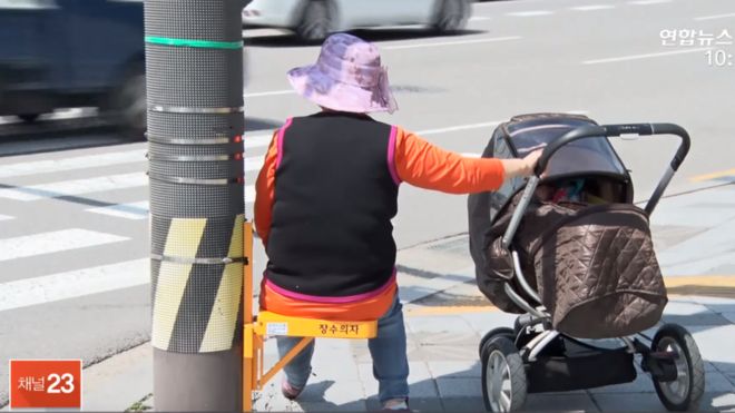 Стул для пешеходов старшего возраста, чтобы отдохнуть на дорожных переходах, Намьянджу, Южная Корея