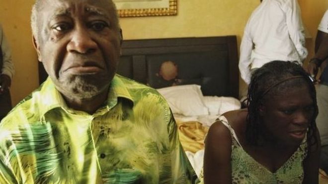 Лоран Гбагбо (слева) и его жена Симона из Кот-д'Ивуара сидят в комнате в отеле Golf в Абиджане после того, как они были арестованы 11 апреля 2011 года