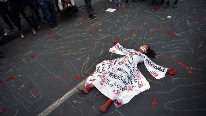 Протестующий подчеркивает опасность, с которой сталкиваются журналисты в Мексике