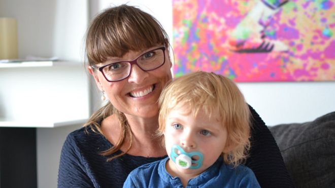 덴마크 여성 크리스텐슨이 시험관 아기 시술을 통해 낳은 딸 사라를 안고 웃고 있다