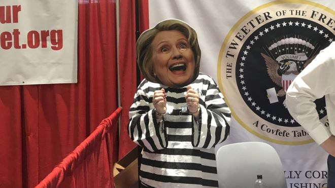 Женщина в Cpac одет как Хиллари Клинтон в тюремной одежде.