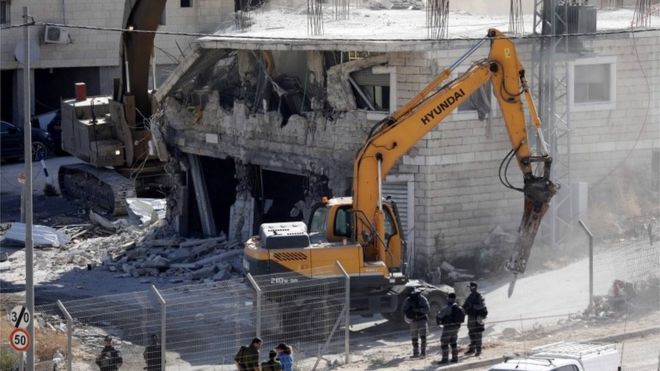 Israeli army bulldozer demolishes building in Sur Baher (22/07/19)