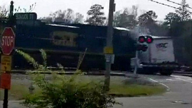 بالفيديو: لحظة اصطدام قطار بشاحنة عالقة في ولاية جورجيا