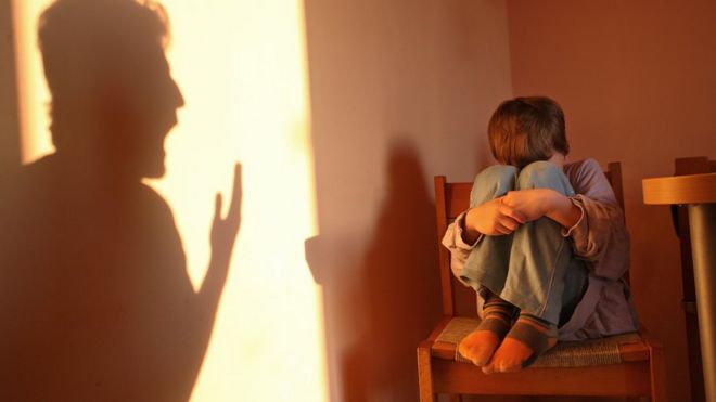 niño asustado con sombra de padre gritando