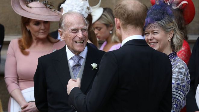 Герцог Эдинбургский смеется со своим внуком принцем Гарри