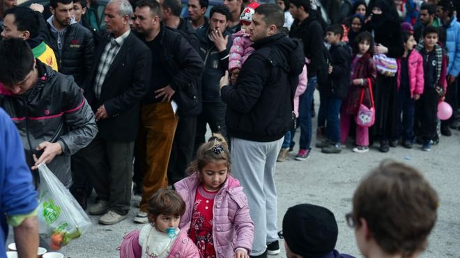 Неправительственные организации раздают еду мигрантам, прибывающим в Пирей возле Афин (24 февраля)