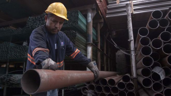 trabajador en una fábrica de acero de Monterrey.