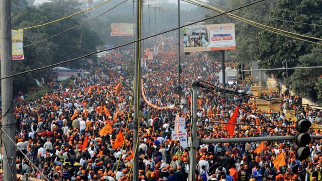 Люди собираются в большом количестве для участия в митинге, организованном Vishwa Hindu Parishad (VHP), в Нью-Дели, Индия, 9 декабря 2018 года