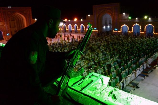 Афганский полицейский следит за верующими во время Рамадана