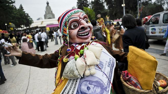 Un hombre enmascarado baila en una calle de Lima