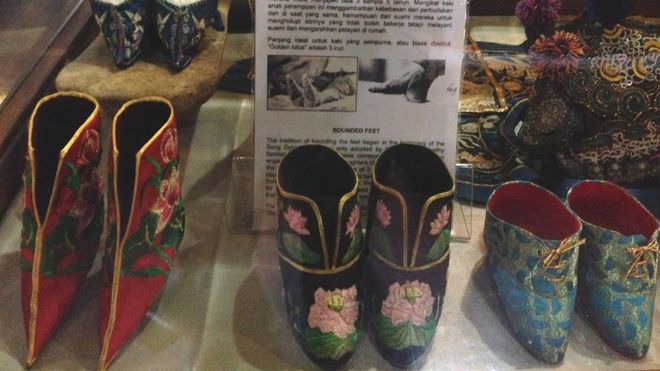 Koleksi sepatu tradisional perempuan Cina