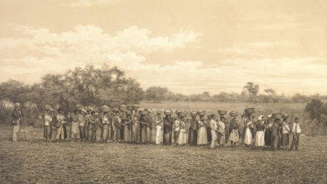 Trabalhadores escravizados perfilados carregando enxadas e cestos para o trabalho no campo, observados por feitor. Litografia de Fréderic Sorrieu sobre foto de Victor Frond