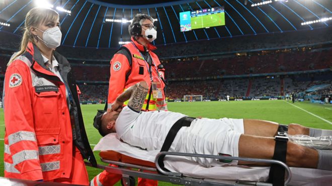 Leonardo Spinazzola'nın sedyede götürülüşü