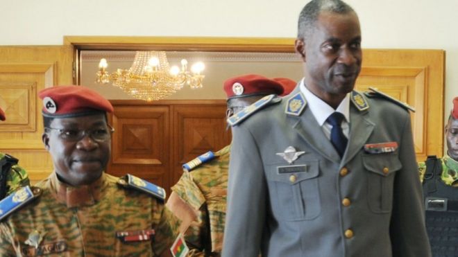 Генерал армии Буркина-Фасо генерал Пингренома Загре (слева) во время прогулки с лидером переворота генералом Гилбертом Диендере (справа) 23 сентября 2015 года в международном аэропорту Уагадугу