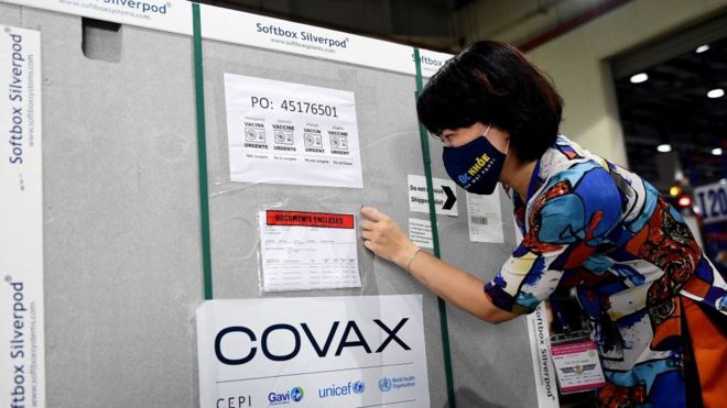 Một quan chức Bộ Y tế kiểm tra giấy tờ trên một container chở lô vaccine AstraZeneca / Oxford Covid-19 đầu tiên, nằm trong chương trình Covax toàn cầu của Liên Hiệp Quốc, khi nó cập cảng Sân bay Quốc tế Nội Bài, Hà Nội ngày 1/4/2021