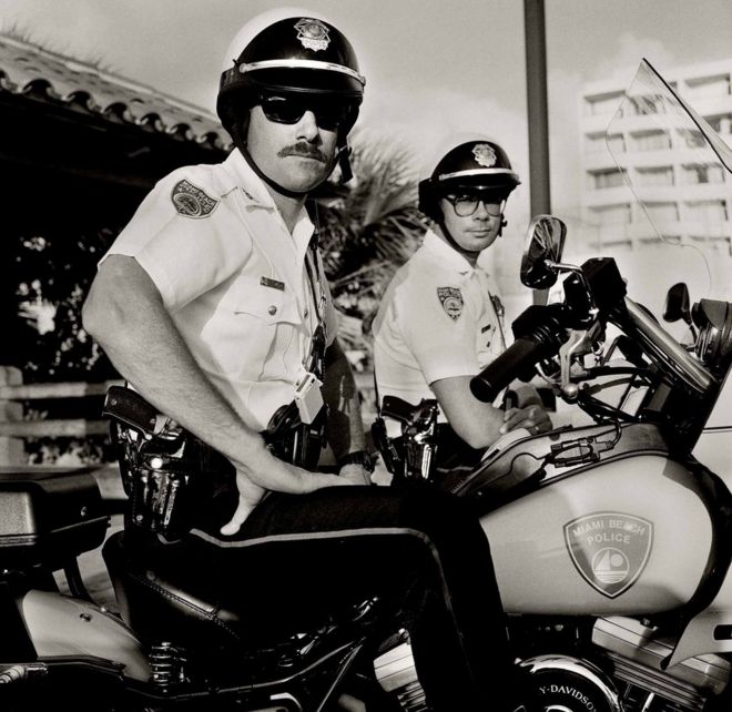 Два полицейских на мотоциклах в Майами-Бич