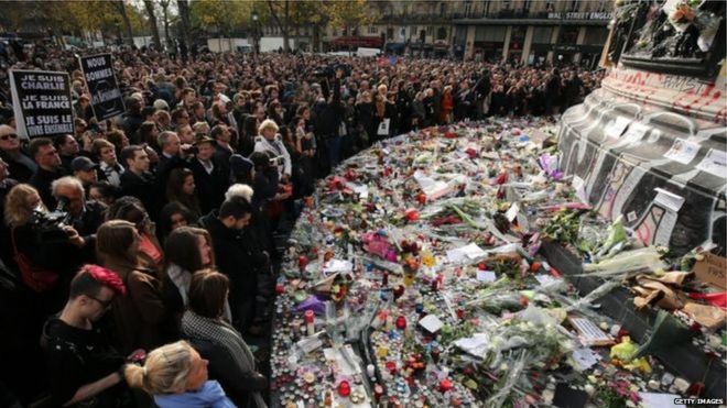 16日午前11時の1分間の黙祷のため、パリのレピュブリック広場には数千人が集まった