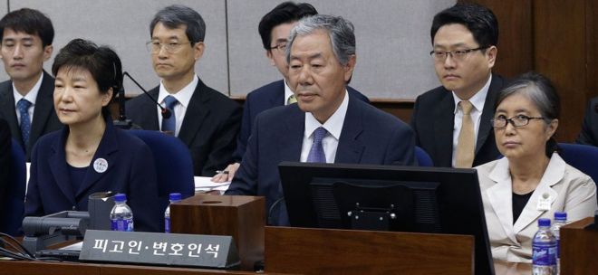 Пак Кын Хе (слева) и Чхве Сун Сил (справа) в суде в Сеуле (23 мая 2017 г.)