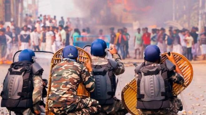 হাওড়ায় বিক্ষোভকারীদের বিরুদ্ধে পুলিশের অবস্থান