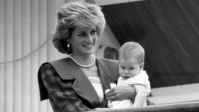 Pincess of Wales воссоединились с принцем Гарри на борту Королевской яхты Британия, 7 мая 1985 года
