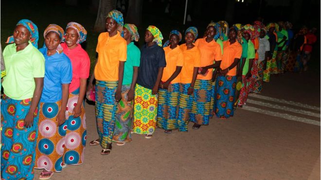 Некоторые из 82 освобожденных девушек из племени чибок ждут перед встречей с президентом Нигерии на президентской вилле в Абудже 7 ??мая 2017 года (раздаточный материал)