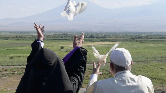 Папа и армянский патриарх освобождают голубей на церемонии в монастыре Хор Вирап, Армения, 26 июня 2016 года